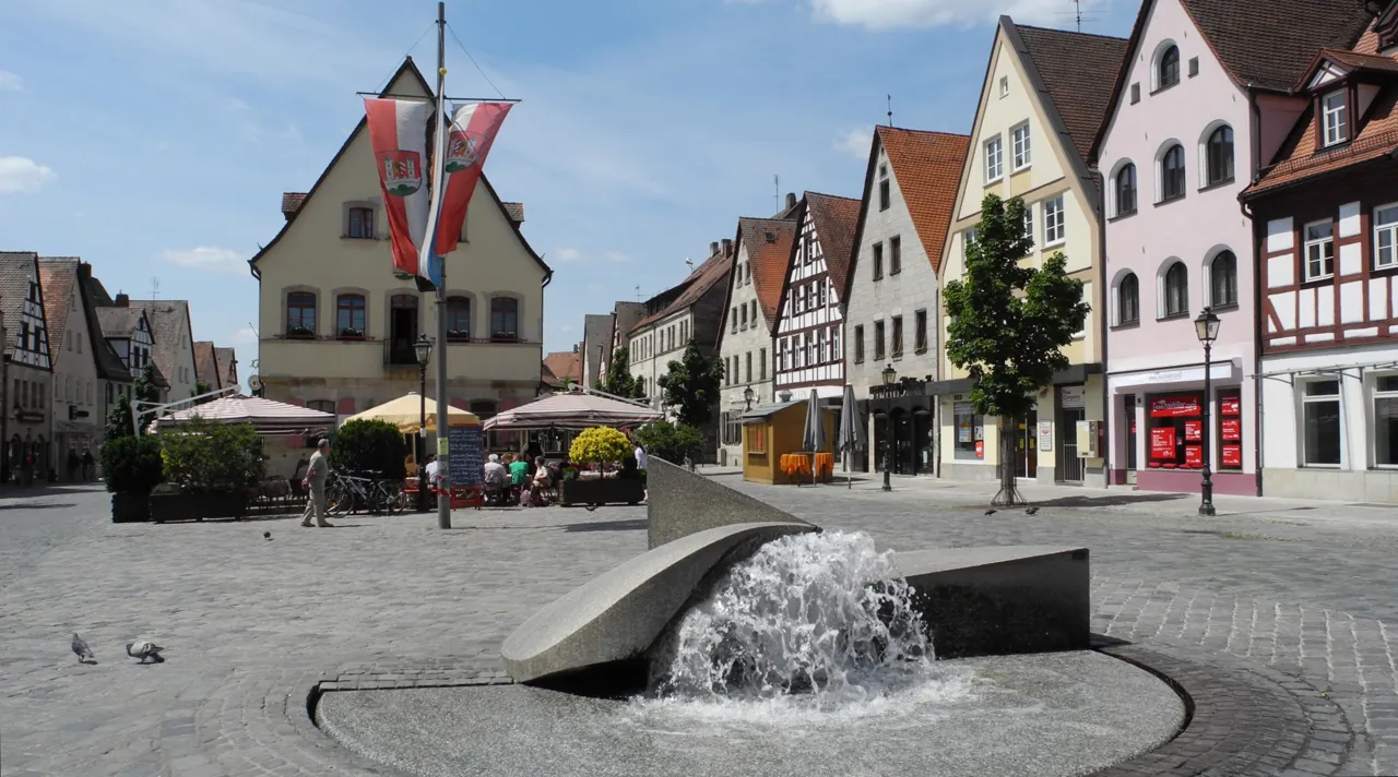 Marktplatz mit altem Rathaus in Lauf an der Pegnitz