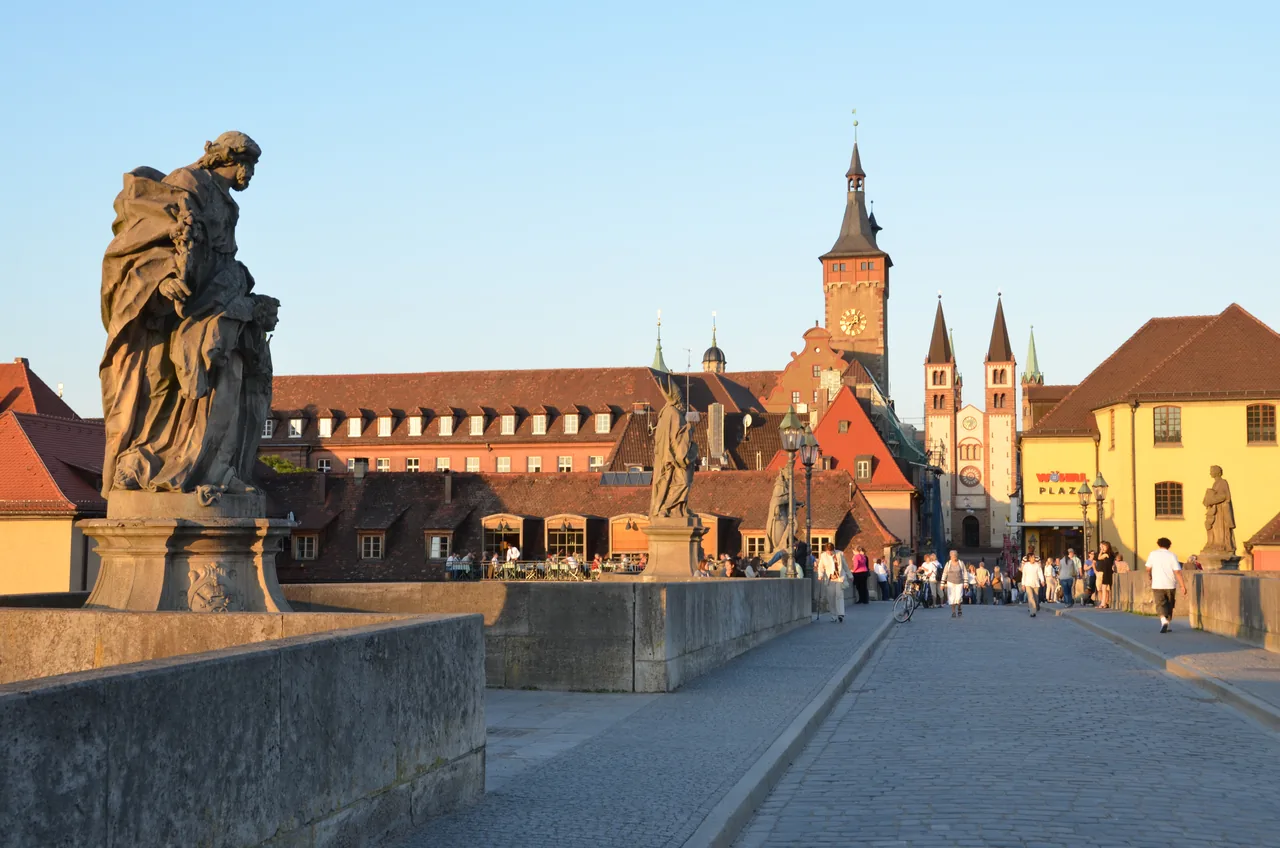 Alte Mainbrücke mit Blick auf die Würzburger Altstadt